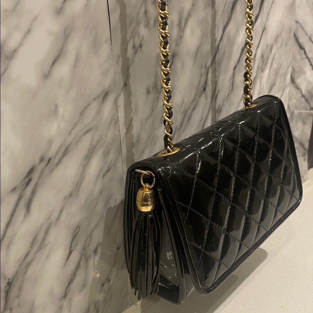 Small vintage  Italian black pattern leather bag with chain and crossbody - Picture 4 of 11